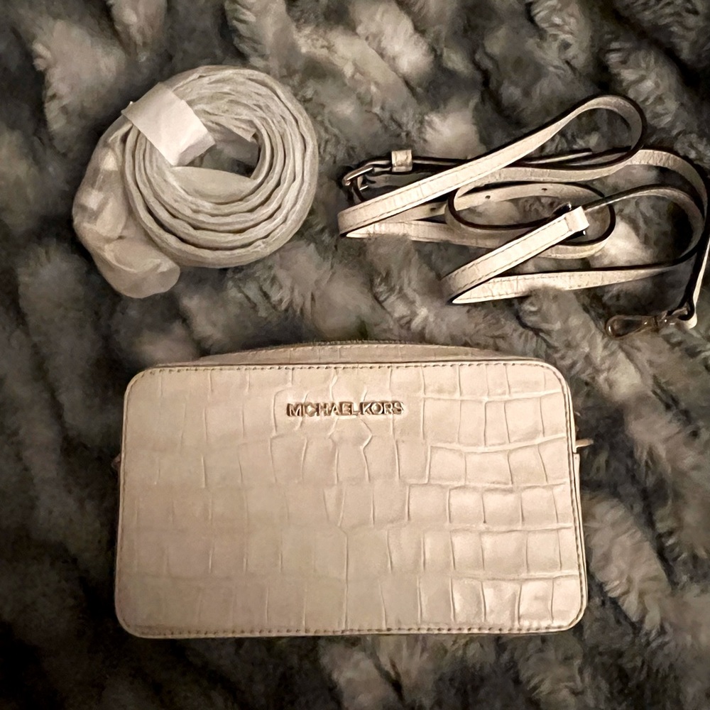 MICHAEL KORS
Jet Set Small white embossed Camera Bag